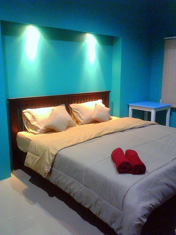 Baan Benjathip Hostel Амфава Стая снимка