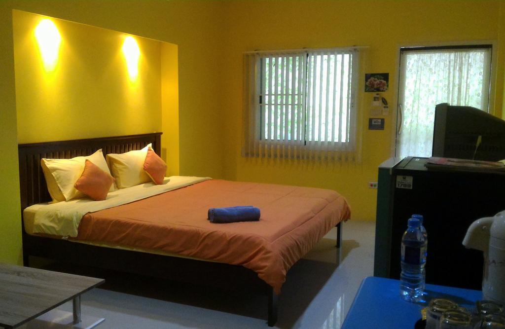 Baan Benjathip Hostel Амфава Екстериор снимка